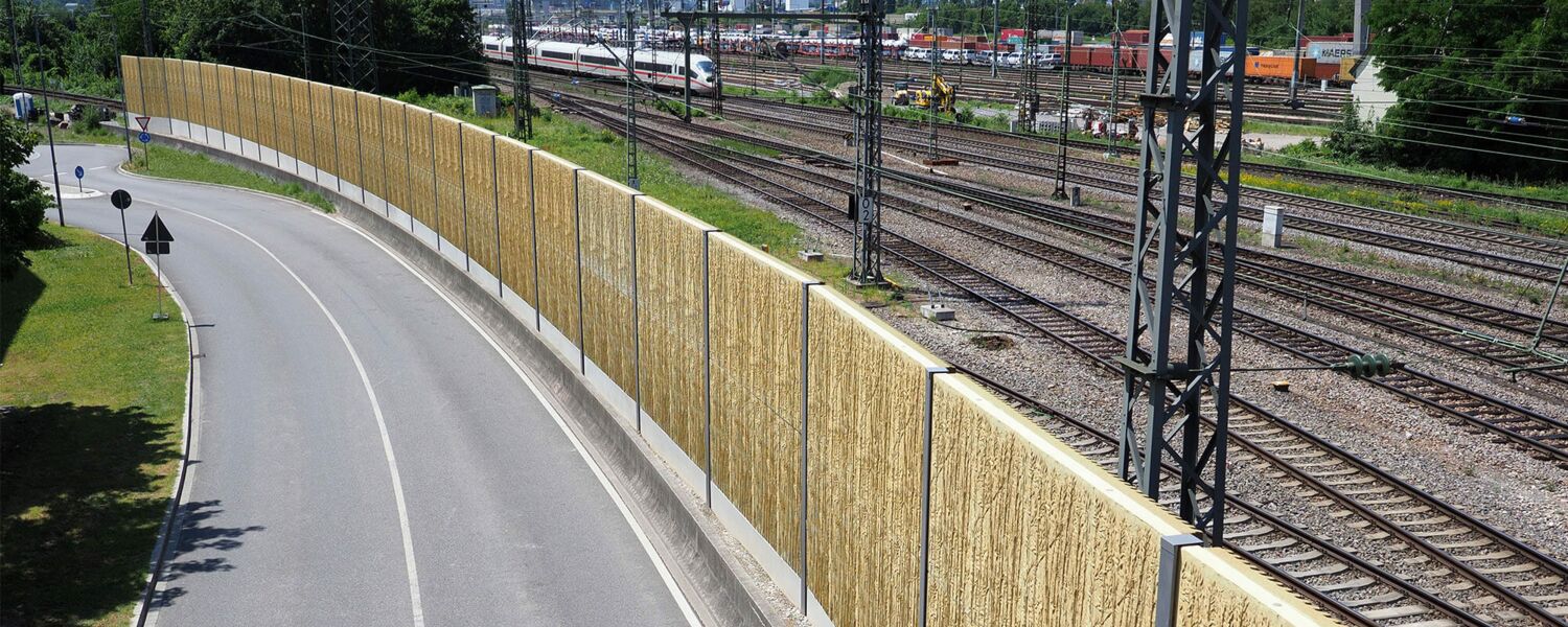 Lärmschutzwand mit Bambusoptik an Schienen, Weil am Rhein