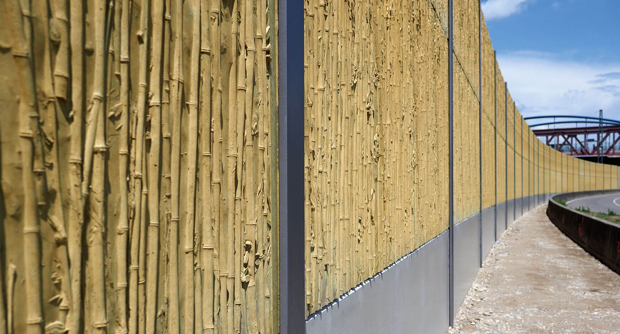 Lärmschutzwand mit Bambusoptik an Schienen, Weil am Rhein